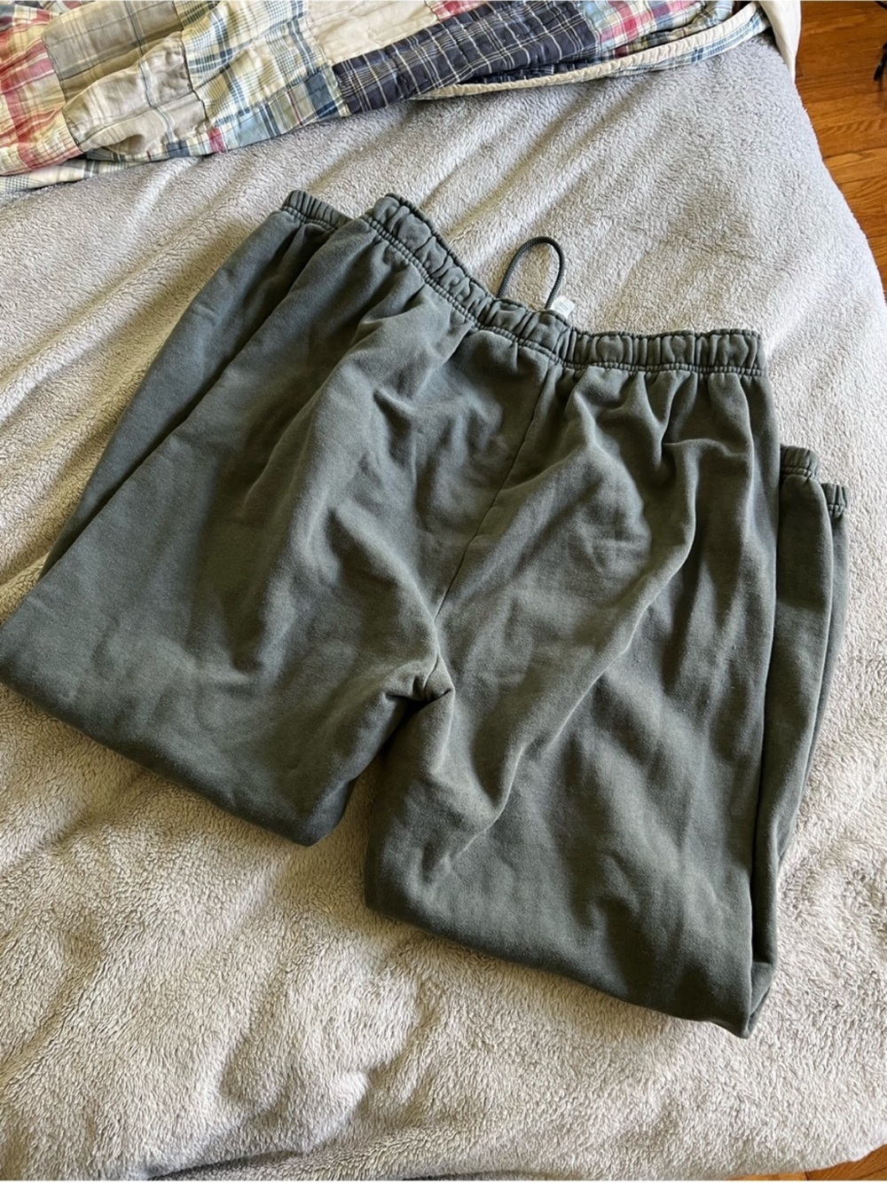Alo Yoga Women’s Charcoal Green Accolade sweatpants large - Picture 4 of 7